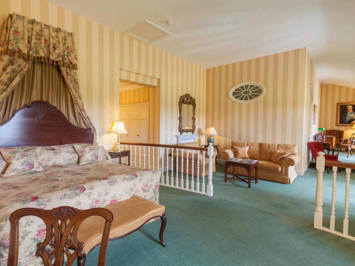Luton Hoo Hotel, Golf And Spa Eksteriør billede A suite at the hotel