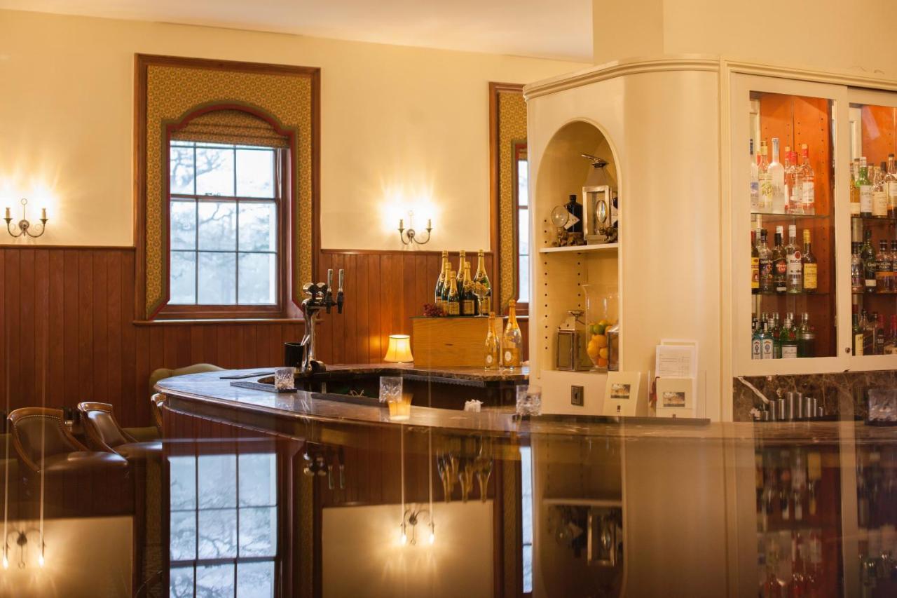 Luton Hoo Hotel, Golf And Spa Eksteriør billede The bar at the 1906 Club