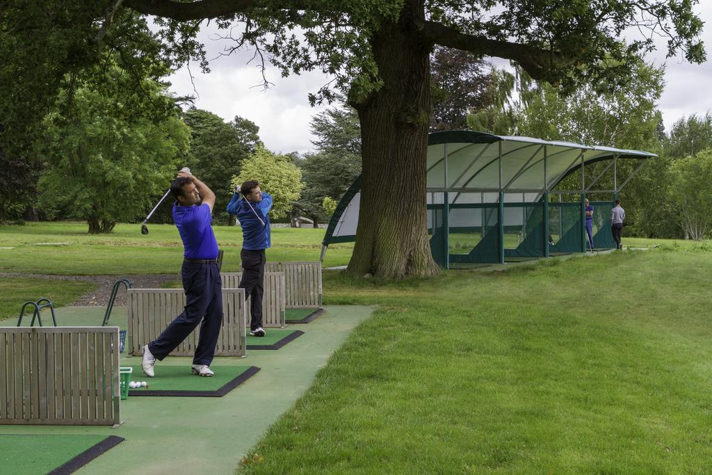 Luton Hoo Hotel, Golf And Spa Eksteriør billede Golfers at the driving range