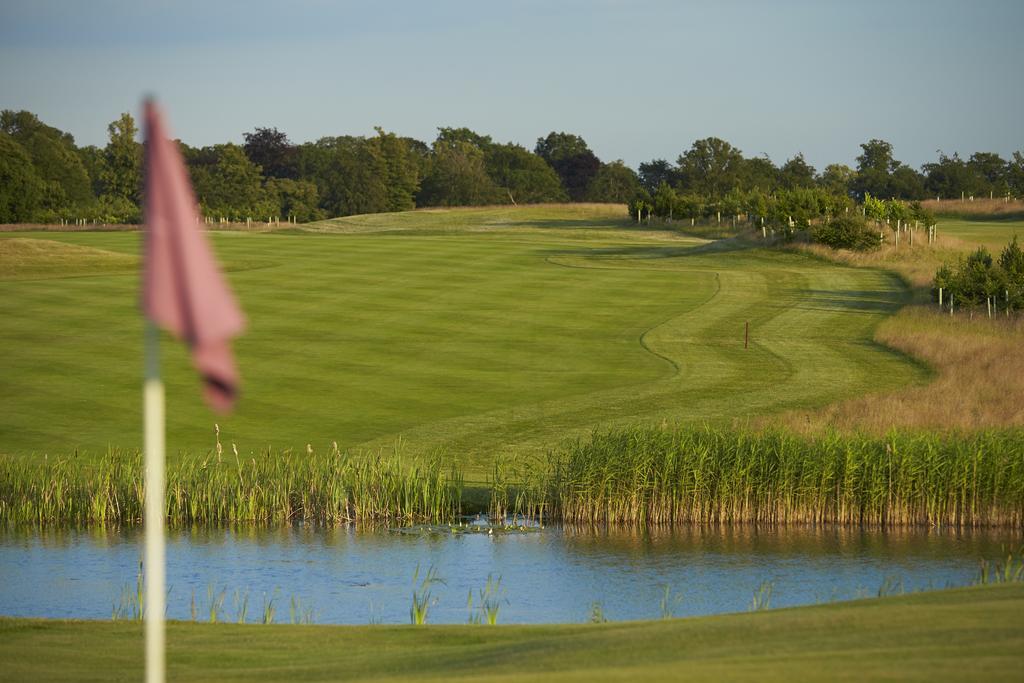 Luton Hoo Hotel, Golf And Spa Eksteriør billede The 18th green at the 2011 Women's British Open