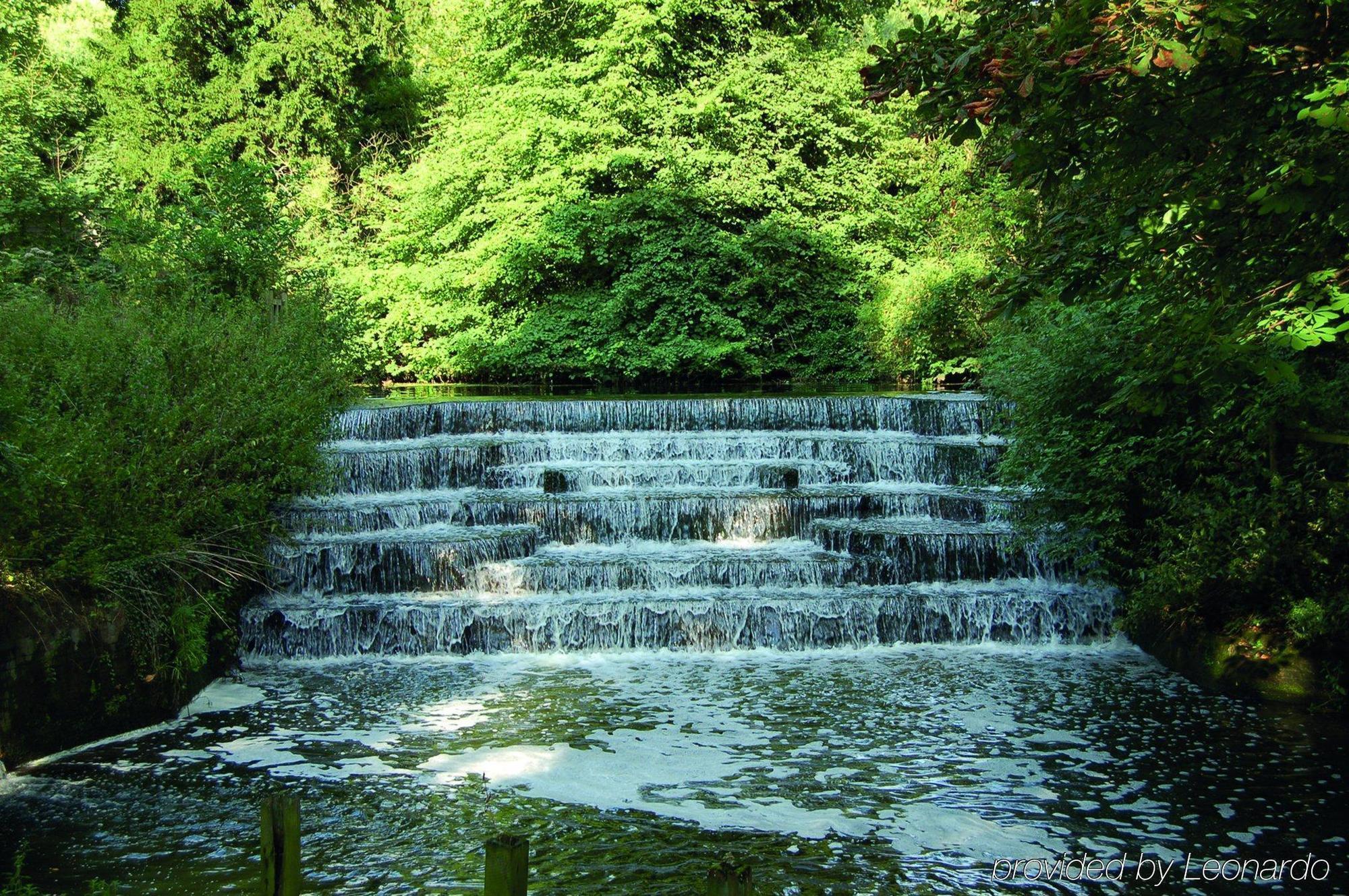 Luton Hoo Hotel, Golf And Spa Faciliteter billede The River Wye at Millers Dale
