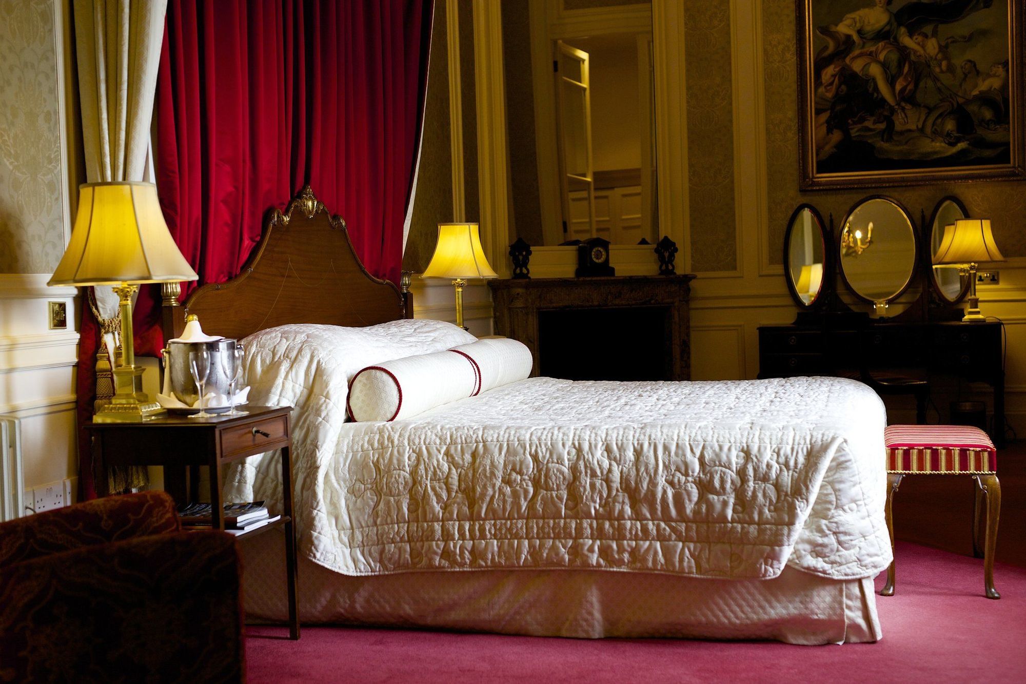 Luton Hoo Hotel, Golf And Spa Eksteriør billede The bedroom of the Prince of Wales at Buckingham Palace