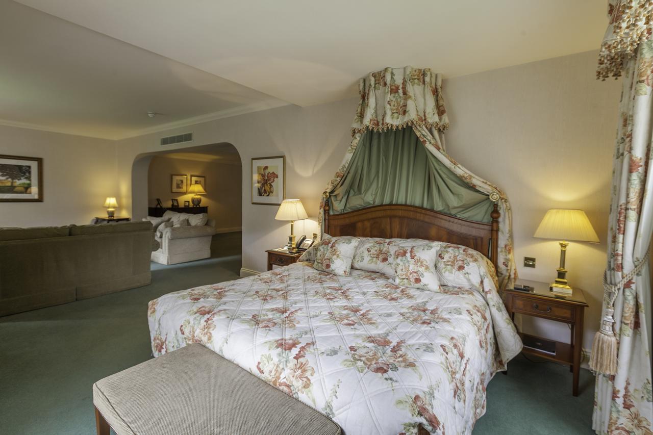 Luton Hoo Hotel, Golf And Spa Eksteriør billede A bedroom at the hotel