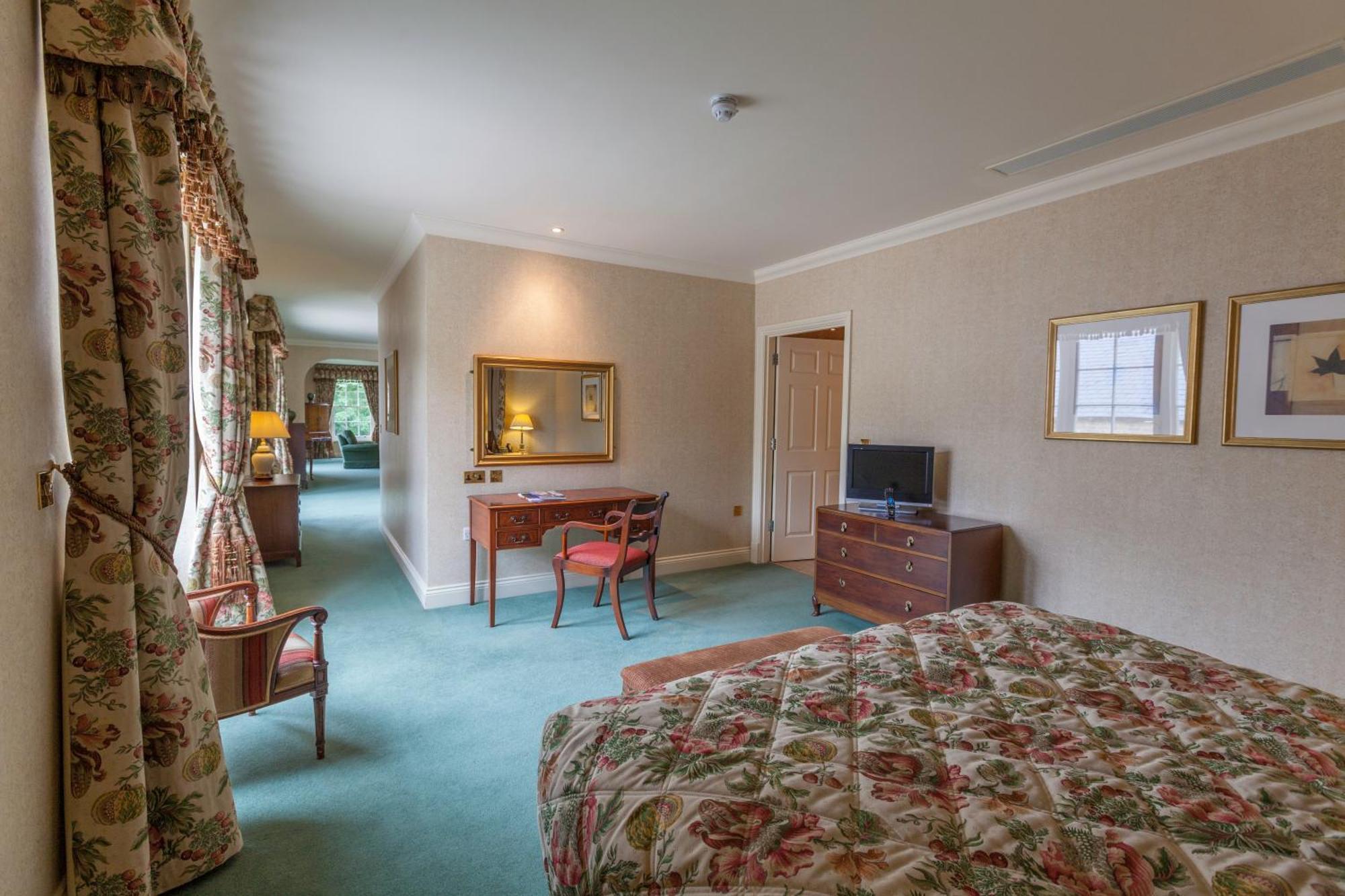 Luton Hoo Hotel, Golf And Spa Eksteriør billede A bedroom at the hotel